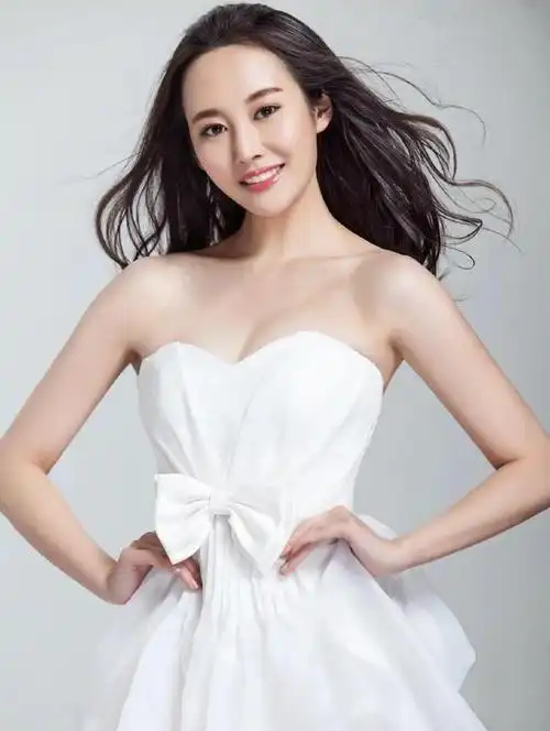 "四小天鹅"之一的李纯,穿一字肩v领抹胸裙,气质胜过江疏影