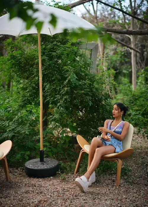 吉克隽逸在树林里穿泳衣