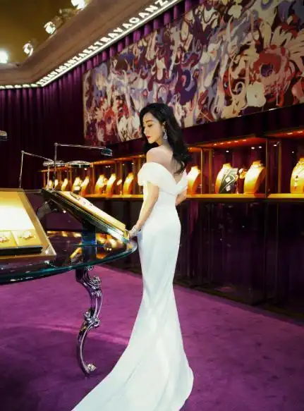 杨蓉才是"人间尤物"!看她穿白色抹胸礼服后,美到让人认不出