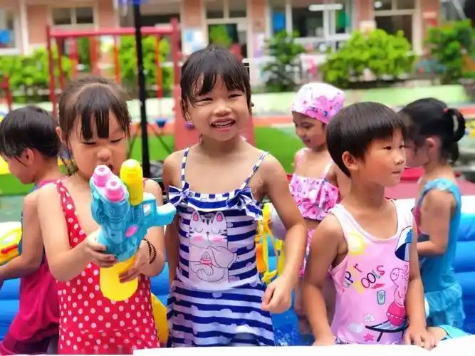 缤纷夏日,戏水童年——上金瓯幼儿园玩水活动_梁海燕_水枪_孩子