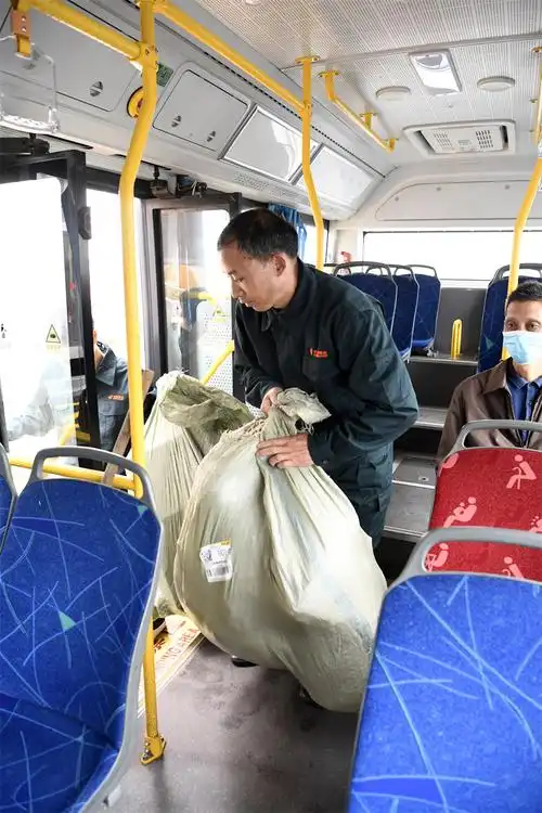 江西省樟树市吴城乡客货邮综合服务中心,快递员将公交车上的快递拿下