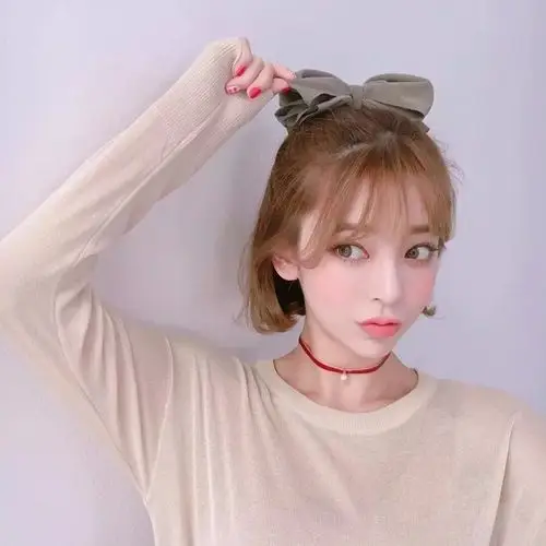 八字刘海 短发是一种很时髦的搭配 空气感十足的八字刘海 让人看起来