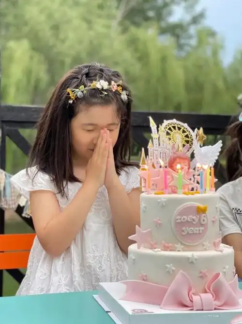画面一转,么么哒双手合十对着生日蛋糕许愿,不知道小妮子许了什么愿望