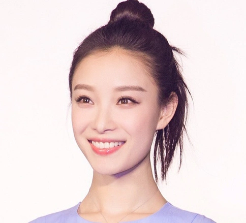 再看看我们倪妮,也是嘴巴大,眼睛长的,笑起来很性感的那种.