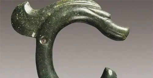 因此,红山文化玉龙的发现立即引起了学术界的关注.