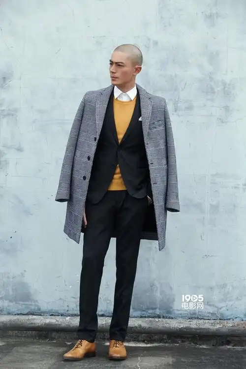 霍建华光头造型街拍 帅气不减霸气十足