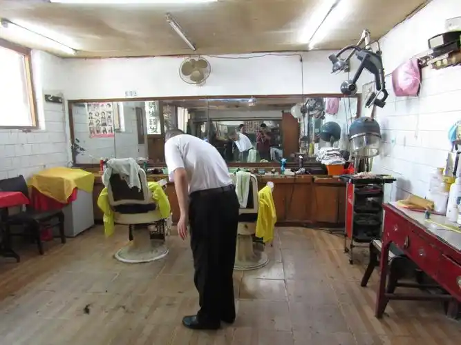 坚守大半个世纪的理发店成网红每天很多市民跑去找回忆