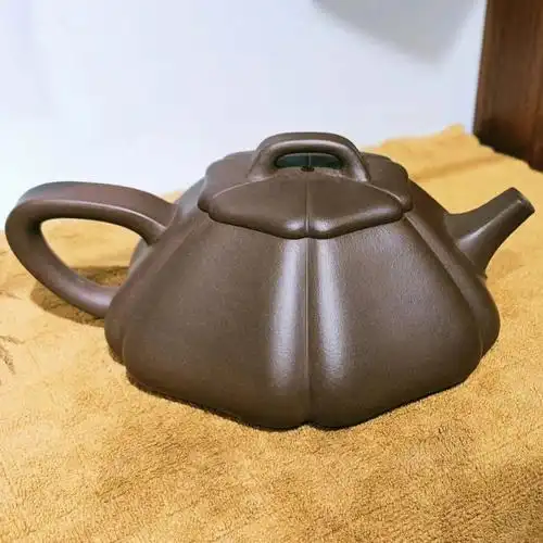 三十年紫砂艺人,亲工制作筋纹石瓢,容量280cc原矿紫茄泥,仅此2只在三