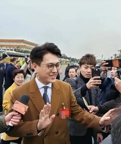 48岁靳东参加两会!穿着打扮帅气儒雅,领导范儿十足,身份多样化