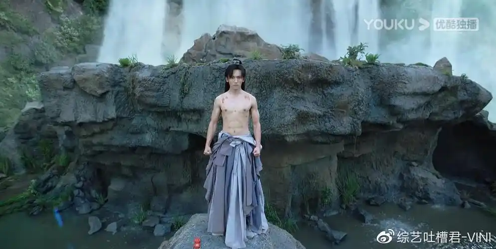 腹肌看上去就手感超好.毕竟,从篮球mvp到高尔夫小王子,运动boy张哲