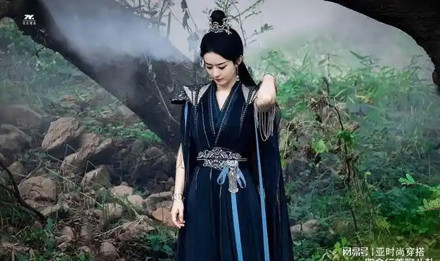 赵丽颖新剧与凤行照片场做出仙法手势英气飒爽满满侠女风