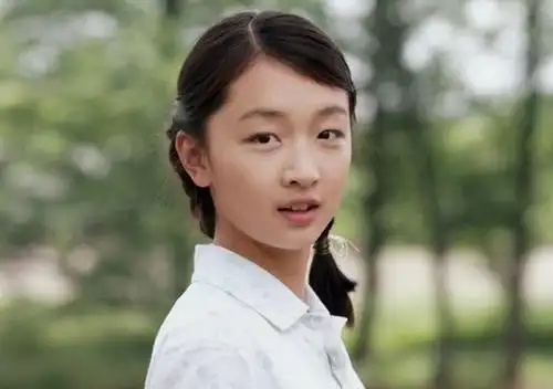 周冬雨曾说过,她小时候家里非常的拮据,全家两个大人加上周冬雨的哥哥