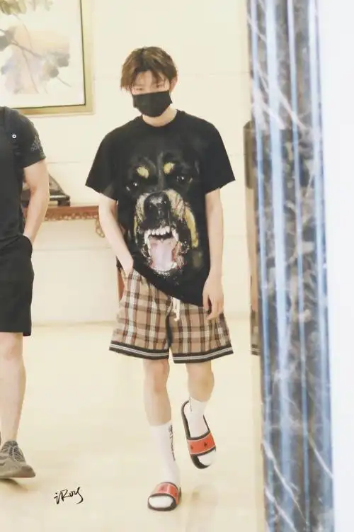 王源穿拖鞋搭配长袜很个性但有人注意到长袜上四个字了吗