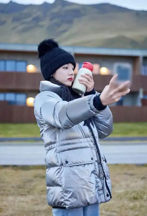 冰岛仙境中的笑容天使迪丽热巴嘟嘴卖萌照曝光