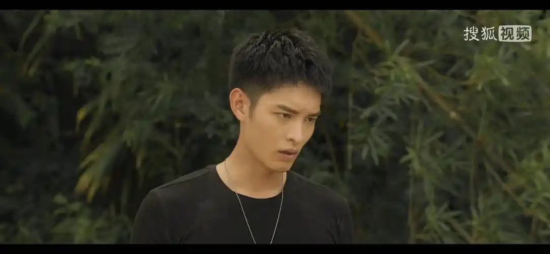 他在逆光中告白爱是隐忍克制男主厉腾究竟背负了怎样的秘密