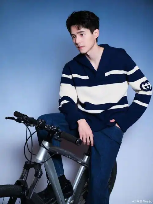 刘昊然十年前旧照#一转眼刘昊然已经出道十周年了,看到帅哥微博沙出