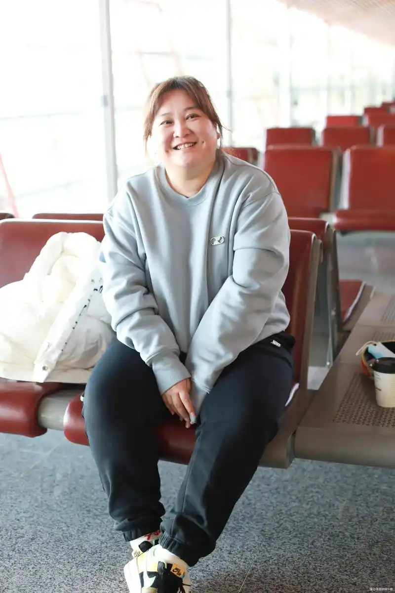 贾玲分享近照,暴瘦100斤,双眼无神,脖子堆积褶皱令人担忧