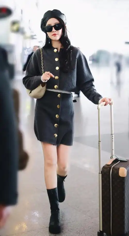 刘亦菲吃路边摊太接地气,穿搭朴素难掩脱俗气质