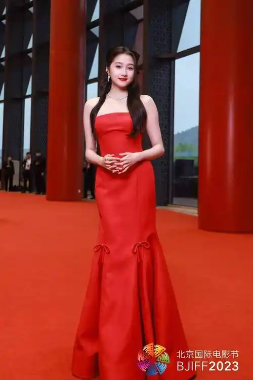 关晓彤写真,一袭红色抹胸鱼尾裙,高贵典雅,婀娜动人_电影节_闭幕式