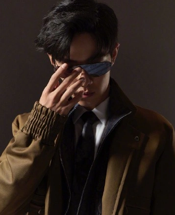 肖战新造型引起热议清新小哥变身高冷型男网友一般般