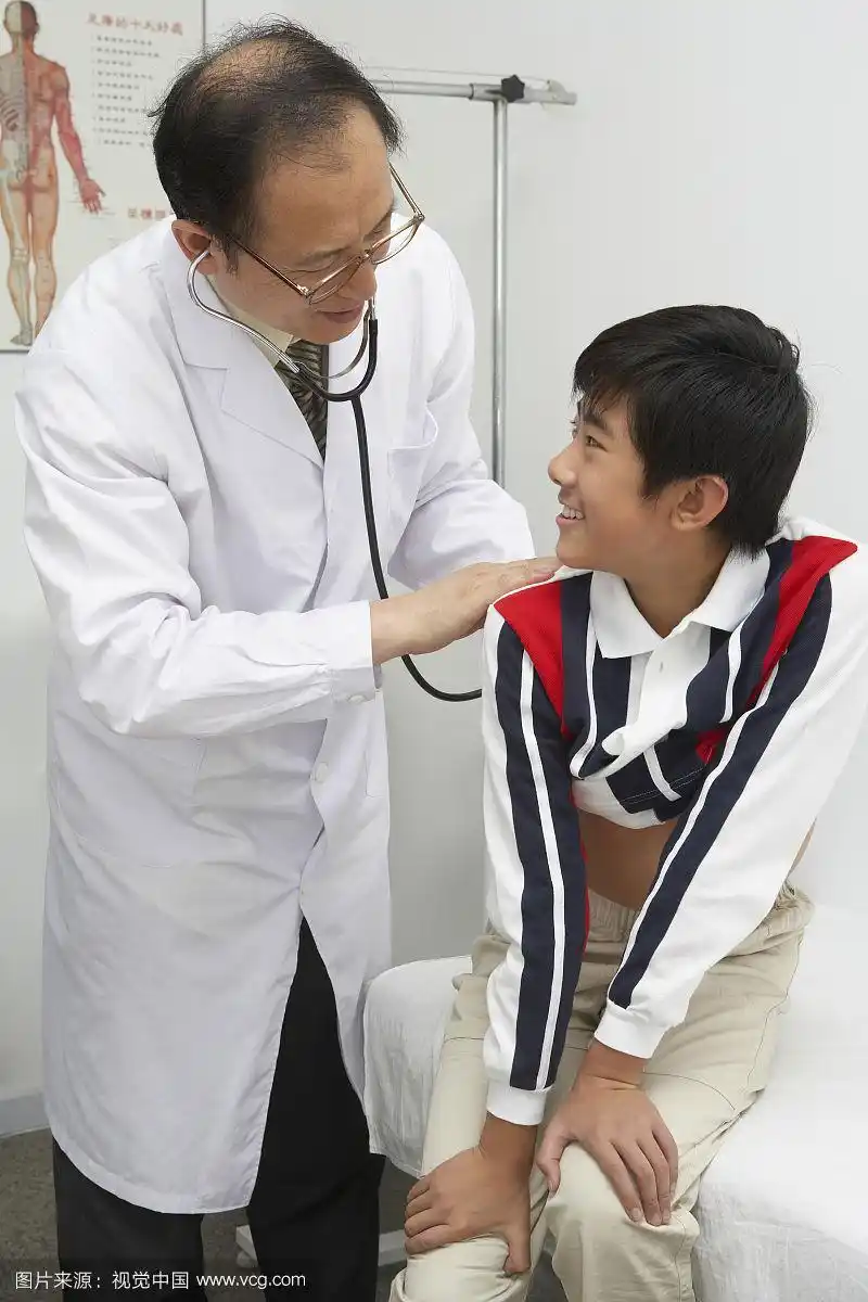 医生给小男孩做检查