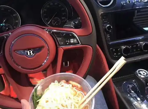 豪车司机的待遇到底怎样?这位宾利司机晒出午餐时朋友忍不住笑了