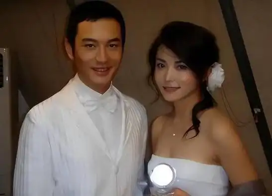 随着事业的稳步上升,她的个人生活也绽放光彩,曾与黄晓明,邵兵等多位