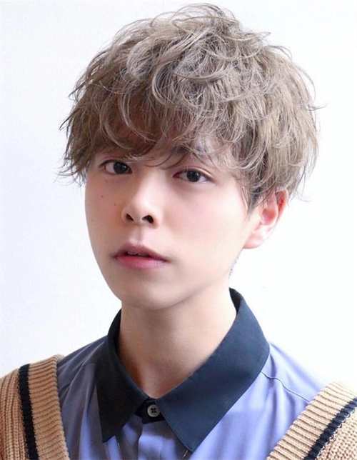 板栗色纹理烫,率性利落,层叠的卷发随着一个方向延伸,非常有动感.