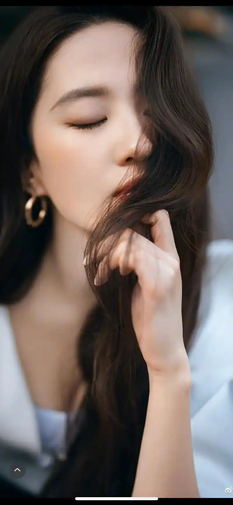 气质女神 #明星 #女神永远是女神 刘亦菲骑单车自拍 - 抖音