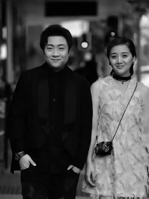 曾经一起北漂摆地摊,牵手10年仍恩爱如初,家庭美满女儿俊俏可爱_莫丹_