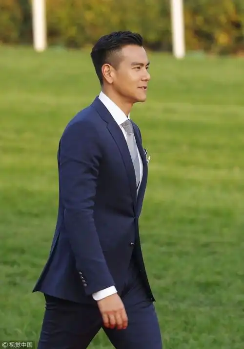 彭于晏深蓝色西装白衬衫 渐变皮鞋帅气英俊