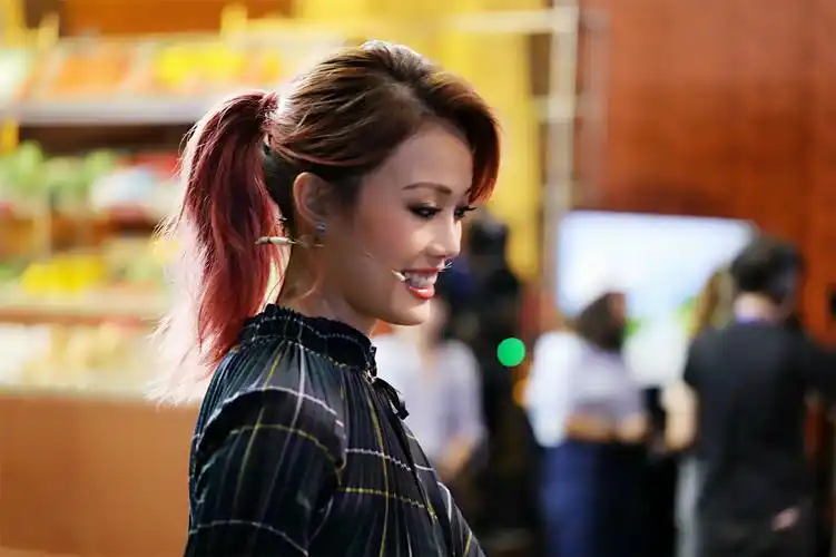 容祖儿空降首期综艺节目泛泪回忆恩师之情