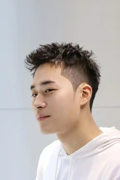 男士蓬松清爽烫发
兄弟们,给你们推荐一下女生钟爱的男生发型,阳光