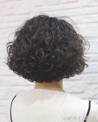 50岁大姐剪短发烫小卷,一看像18,美到不敢认