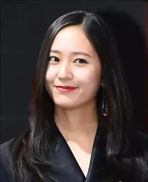 惊的一种吃瓜路人忍不住感慨,她这可真是肉眼可见的 胖了一圈啊.