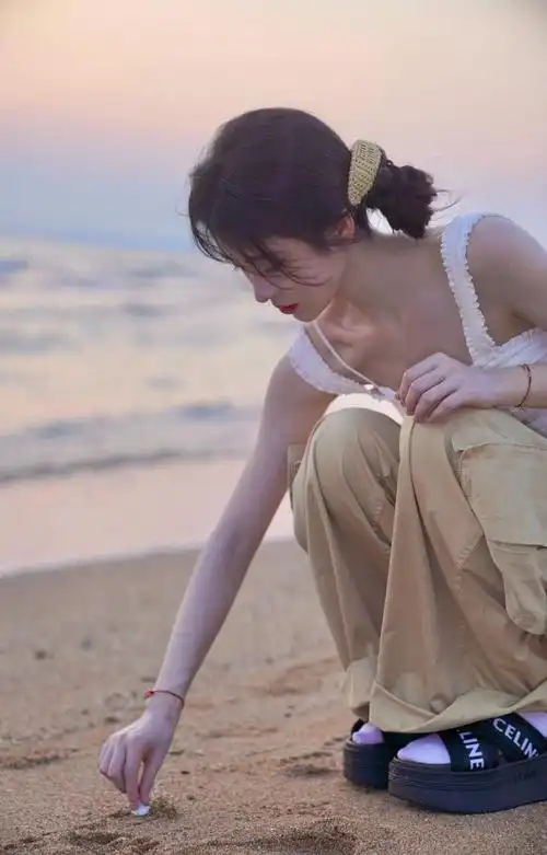 鞠婧祎假期随拍,海边温柔可爱小鞠