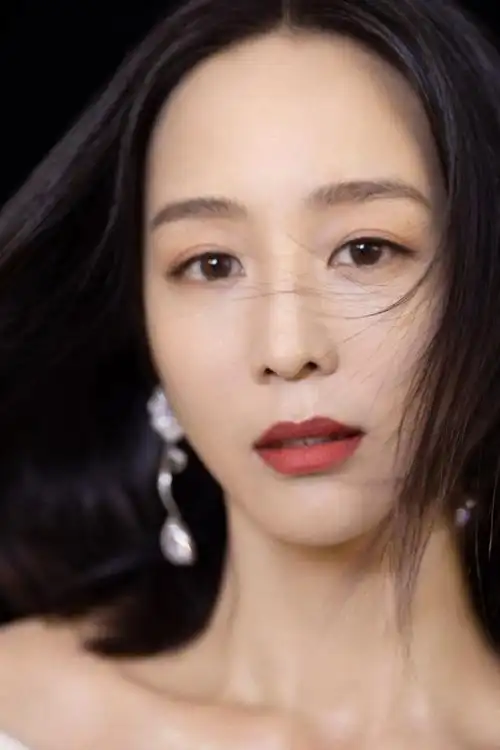 张钧甯银白礼裙勾勒精致美颜 完美展现修长身材