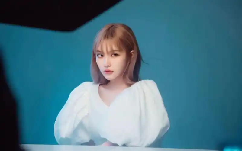 周扬青参加《浪姐5》惹争议,唱跳演啥都不会,是来直播卖货的吗