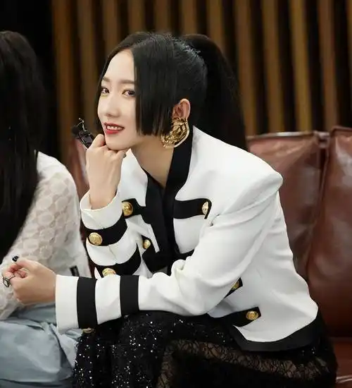 恐怕就连孟美岐都是听着周传雄的歌长大的.