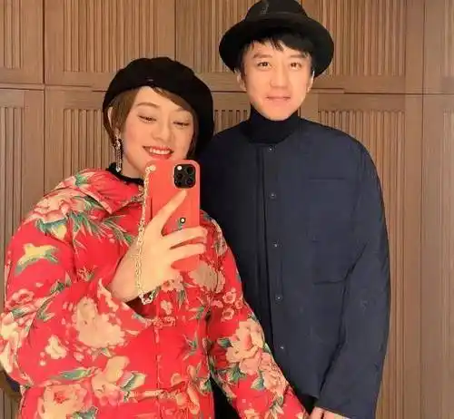 原创孙俪两口子去爬山牵手合影搂肩大方秀恩爱邓超望妻眼高甜