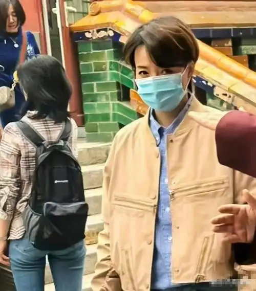 雍和宫偶遇董卿一路和大师倾谈交流 戴口罩和佛珠(2)