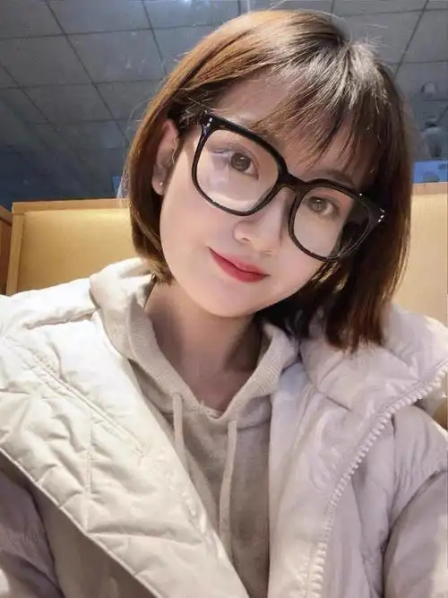 短发女生适合的眼镜