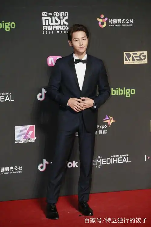 宋仲基婚后瘦了这么多?一身西装革履身材苗条,帅气依旧