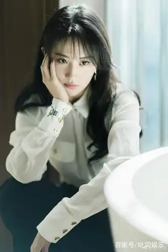 刘亦菲美出新高度,空气刘海复古打扮,化身女总裁