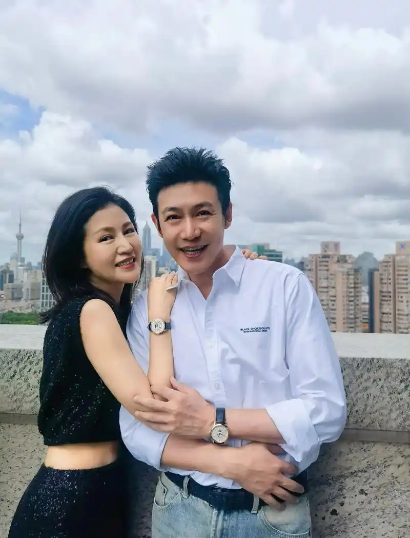 最好的爱情就是,我让你心动,你让我心安.鲍蕾,陆毅夫妇佩戴积 - 抖音