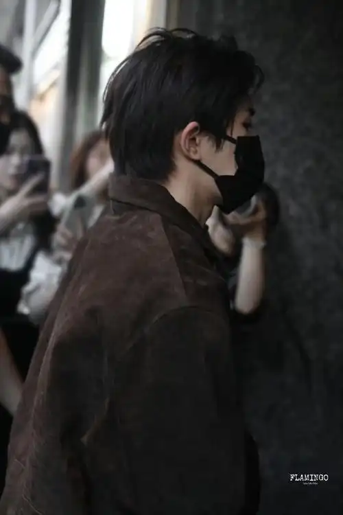 易烊千玺大背头发型绝杀,一个后脑勺都帅的我睡不着觉,眉眼好英气