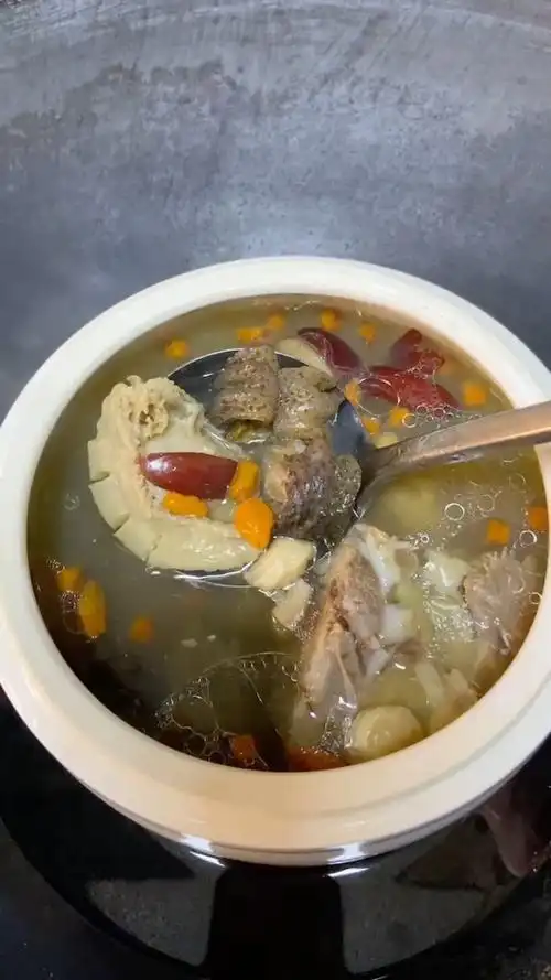 今天炖个海参鲍鱼排骨汤0306