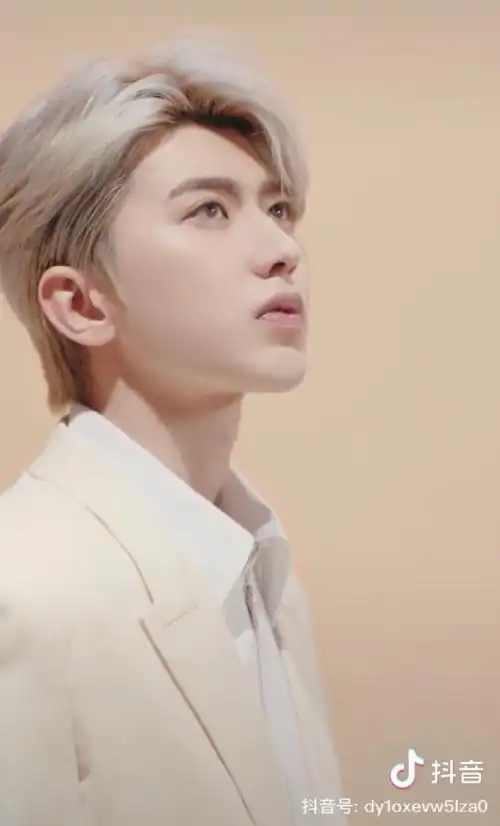 白发的诶!好帅好帅图二眼神飒到了哥#纪梵希彩妆代言人蔡徐坤