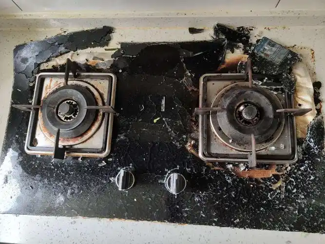 做菜时燃气灶突然炸裂客服称有一定的自爆率属于正常现象