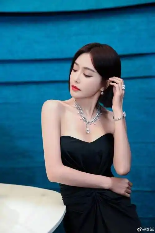 秦岚身上这款黑色抹胸礼服优雅又性感,它的设计非常简洁,展现出秦岚的